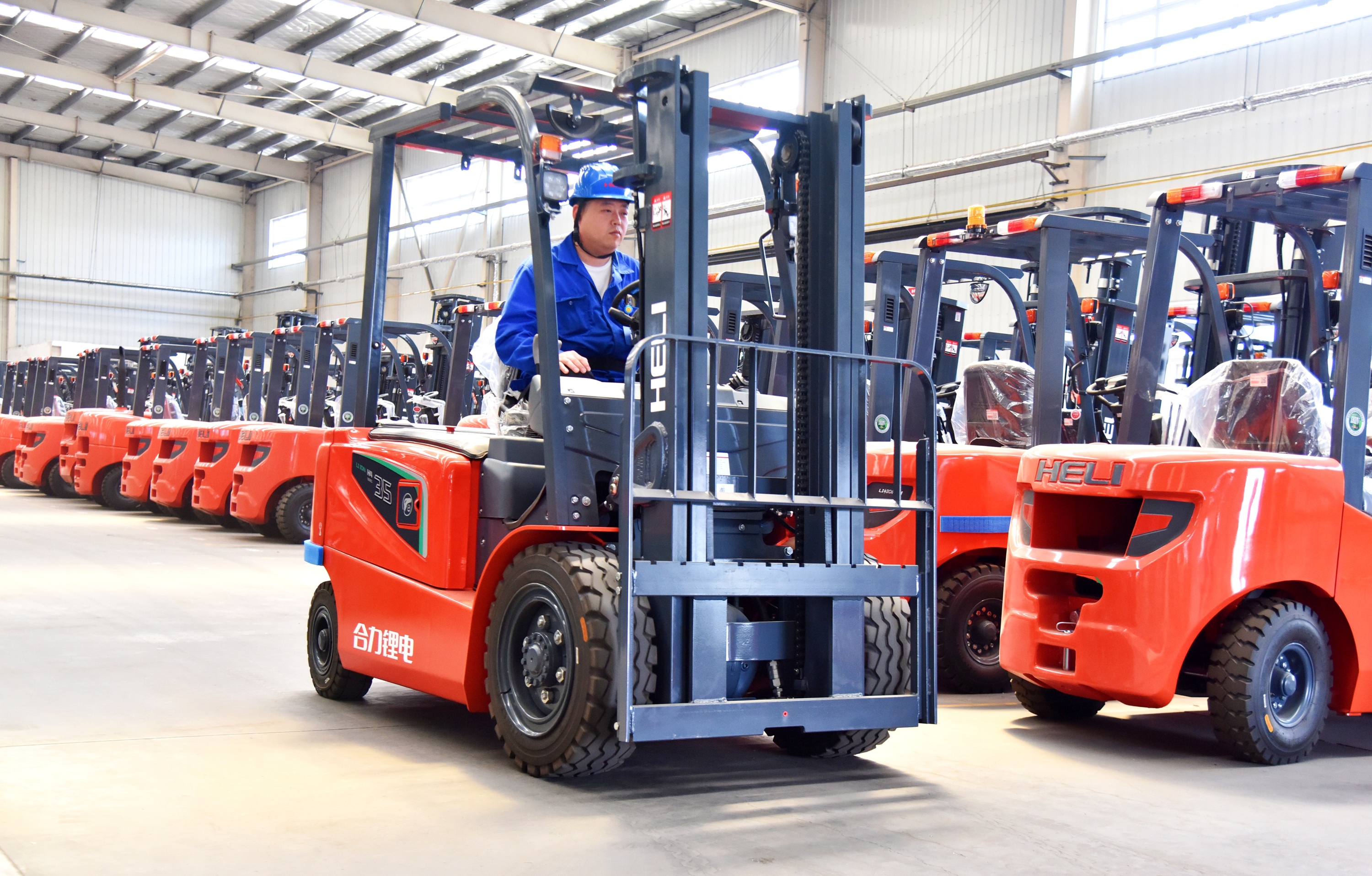 9.新能源產品H4鋰電叉車.jpg